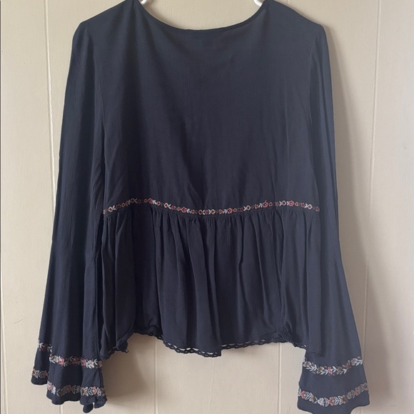American Eagle Outfitters Navy blue Floral Blouse. Bell sleeves
Size M - Picture 6 of 7